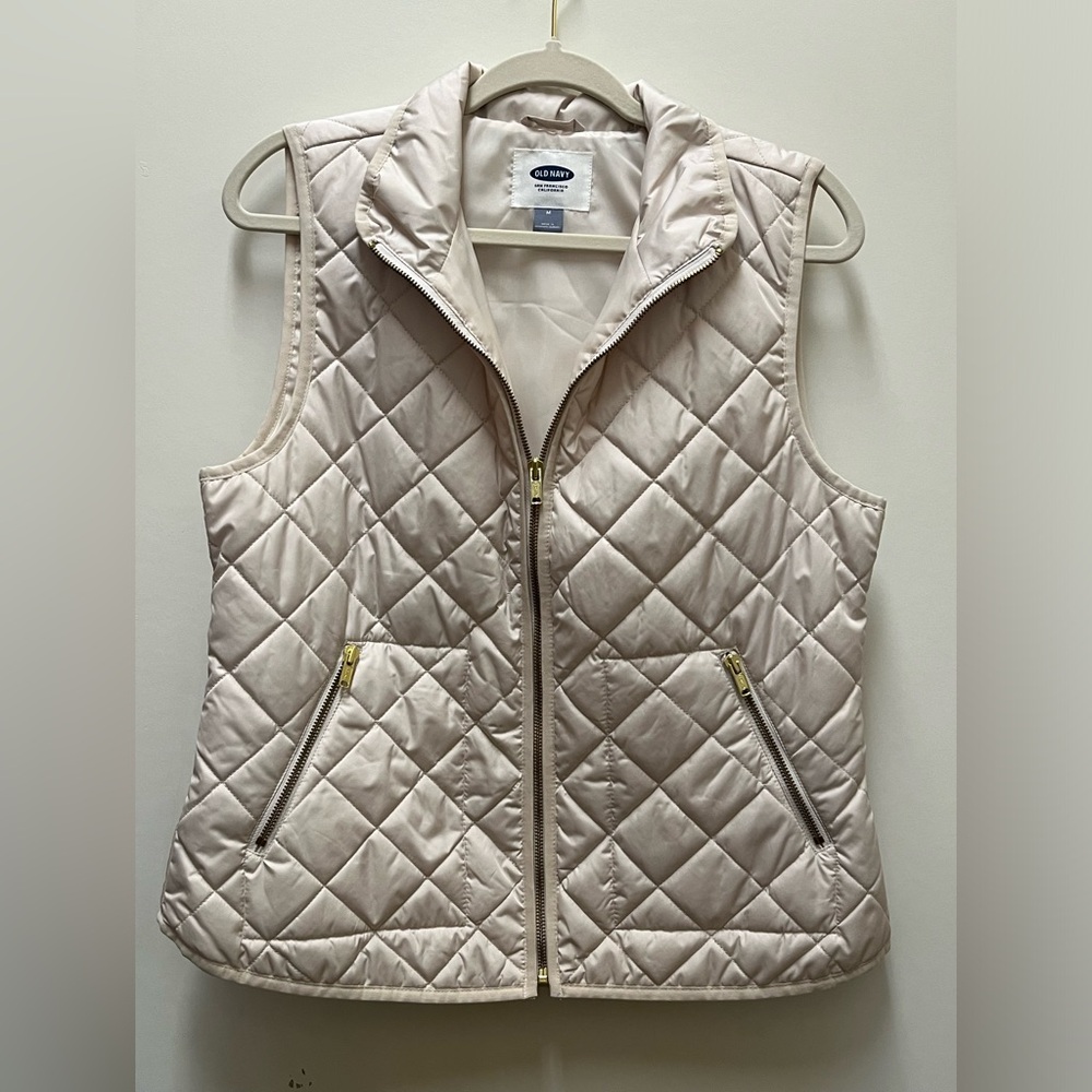 EUC beige vest, Med, 2 zippered pockets, zippers work well